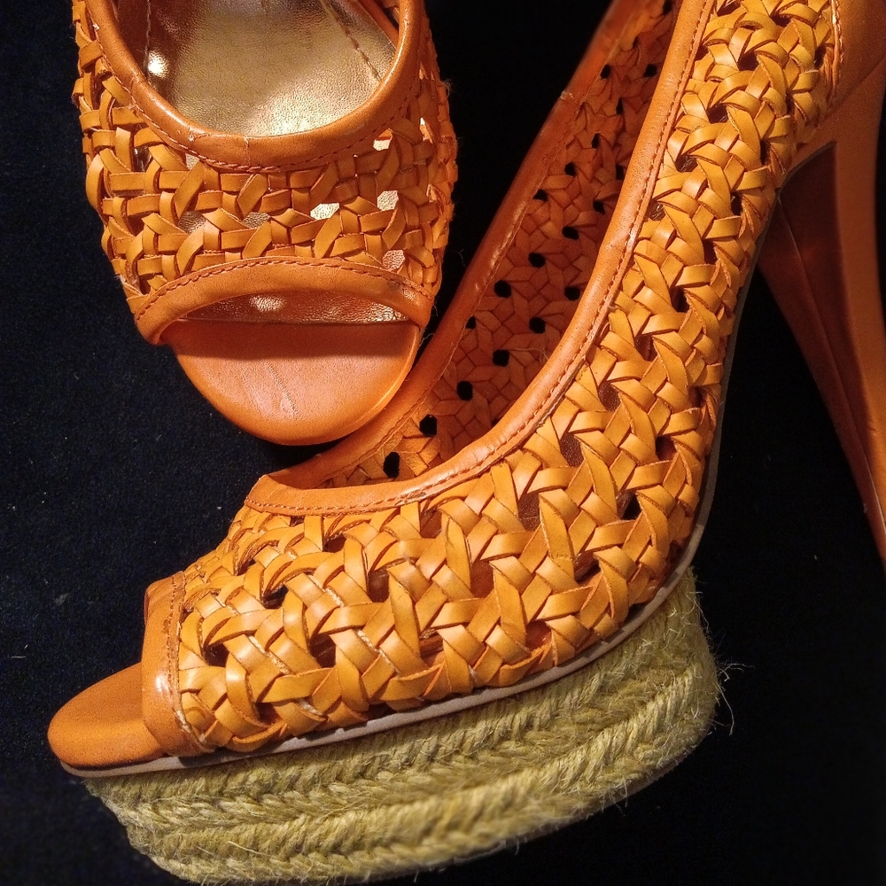 ORANGE sz8.5 BCBG woven leather heels.